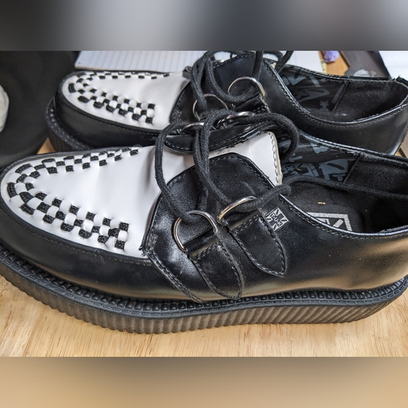 Shoes - Picture 3 of 7